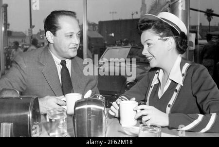 JUDY GARLAND (1922-1969) amerikanische Filmschauspielerin und Sängerin mit ihr Dritter Ehemann Sidney Luft um 1957 Stockfoto