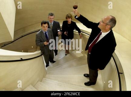 Paul Boutinot August 2001 Gründer der Boutinot Wine Company abgebildet Mit VON LINKS NACH RECHTS Dennis Whitely Geschäftsführer - Michael Moriarty Finance Director – Lynne Flatman Marketing Director Stockfoto