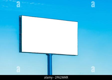 Mock up leere große Plakatwand auf blauem Himmel Hintergrund. Stockfoto