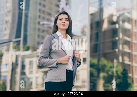 Foto von jungen attraktiven ziemlich lächelnd glücklich positive verträumte Geschäftsfrau Schauen Sie Copyspace gehen draußen gehen Stockfoto