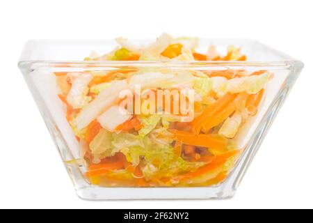 Frischer Krautsalat mit Mais. Isoliert auf weißem Hintergrund. Stockfoto