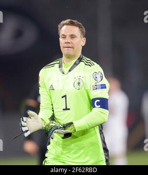 Torwart Manuel NEUER (GER) Geste, Geste, zieht Torwart-Handschuhe an, Fußballspiel, WM-Qualifikationsgruppe J Spieltag 1, Deutschland (GER) - Island (ISL) 3: 0, am 25th. März 2021 in Duisburg. â Verwendung weltweit Stockfoto