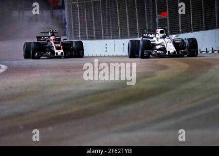 MAGNUSSEN Kevin (dnk) Haas VF-17 Ferrari Haas F1 Team, MASSA Felipe (BRA) Williams F1 Mercedes FW40, Action während der Formel 1 Weltmeisterschaft 2017, Singapur Grand Prix vom 14. Bis 17. September in Singapur - Foto Florent Gooden / DPPI Stockfoto