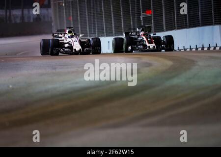 MASSA Felipe (BRA) Williams F1 Mercedes FW40, GROSJEAN Romain (Fra) Haas VF-17 Ferrari Haas F1 Team, Aktion während der Formel 1 Weltmeisterschaft 2017, Singapur Grand Prix vom 14. Bis 17. September in Singapur - Foto Florent Gooden / DPPI Stockfoto