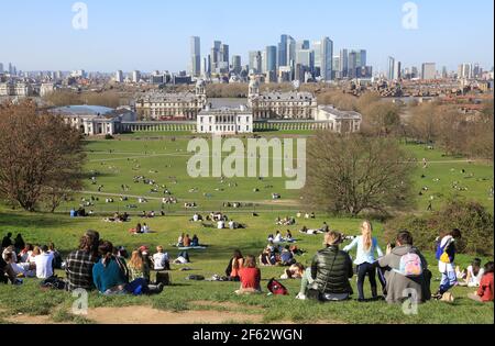 London, Großbritannien, März 29th 2021. Lockdown Einschränkungen in England zu erleichtern, wie die Temperaturen steigen. Familien und Gruppen von Freunden treffen sich im Greenwich Park, um die Sonne zu genießen, da die Regel von 6 zurückkehrt. Monica Wells/Alamy Live News Stockfoto