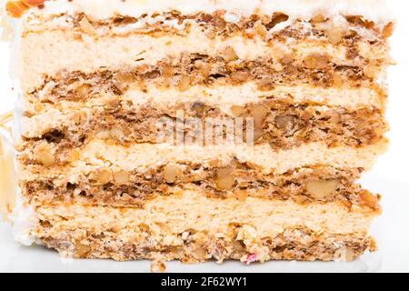 Leckerer Kuchen mit Walnüssen und Mandeln. Makro. Foto kann als ganzer Hintergrund verwendet werden. Stockfoto