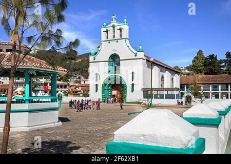 Spanische Kolonialkirche San Juan / Templo de San Juan Chamula in der Stadt San Juan Chamula, Chiapas, Südmexiko Stockfoto