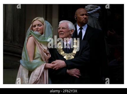 Dreharbeiten zur Revilgers Tragedy Aug 2001 in und um St. Georges Hall, im Zentrum von Liverpool. Sophie Dahl als Imogen mit Antony Booth als Lord Antonio im Film Regie Alex Cox.pic David Sandison 1/8/2001 Stockfoto