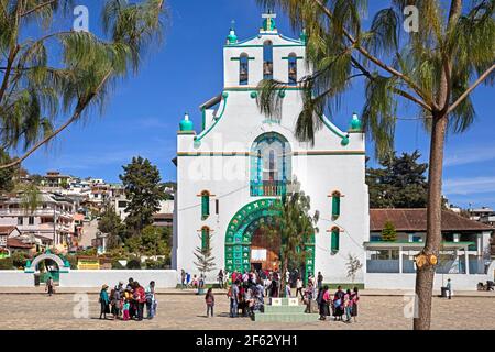 Spanische Kolonialkirche San Juan / Templo de San Juan Chamula in der Stadt San Juan Chamula, Chiapas, Südmexiko Stockfoto