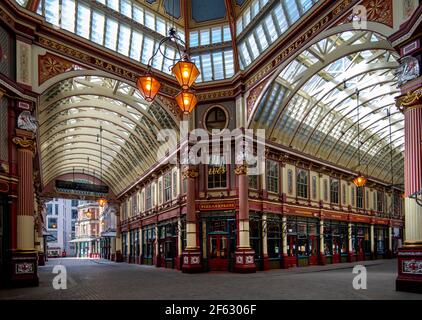 City of London England Großbritannien März 2021 Leadenhal Markt leer während Covid 19 Lockdown März 2021 Leadenhall Markt. Leadenhall Market ist eine gedeckte Marke Stockfoto