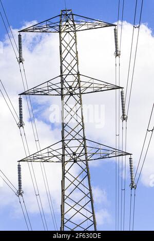 Kappe und Pin Isolator Saiten auf einem Pylon trägt Hochspannungskabel durch die Cotswolds, Gloucestershire UK Stockfoto
