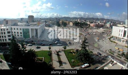 HAUPTPLATZ IN TIRANA ALBANIEN MÄRZ 2001ENGLAND FUSSBALL Stockfoto