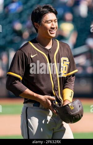San Diego Padres erster Baseman Gosuke Katoh (75) bei einem Frühjahrstraining gegen die Cleveland Indianer, Sonntag, 28. März 2021, in Phoenix, AZ. Stockfoto
