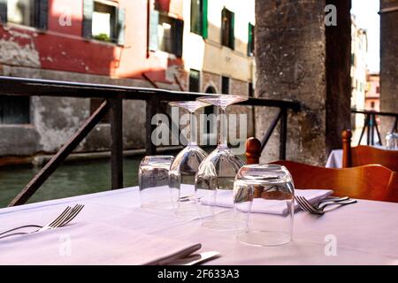 Blick auf den Kanal von einem Tisch in einem Restaurant In Venedig Stockfoto