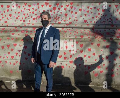 Der Gewerkschaftsführer Sir Kier Starmer vor der National Covid Memorial Wall abgebildet jedes Herz repräsentiert jemanden, der geliebt wurde. Jemand, der verloren war Stockfoto