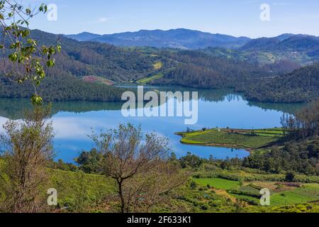 Schöne Aussicht auf Emerald Lake (Avalanchi) am Stadtrand von Ooty (Tamil Nadu, Indien) Stockfoto