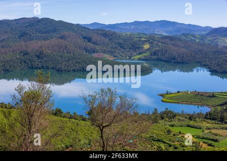 Schöne Aussicht auf Emerald Lake (Avalanchi) am Stadtrand von Ooty (Tamil Nadu, Indien) Stockfoto