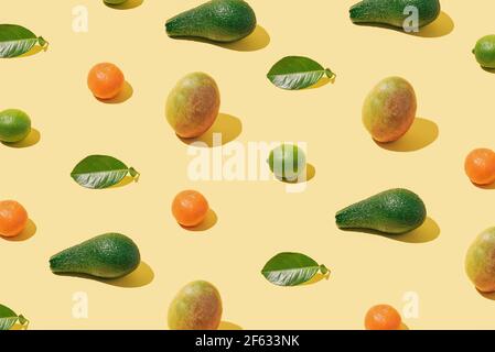 Hintergrundmuster mit frischem Obst und grünen Blättern Layout auf pastellgelben Substrat. Isometrisch Stockfoto