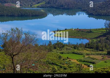 Schöne Aussicht auf Emerald Lake (Avalanchi) am Stadtrand von Ooty (Tamil Nadu, Indien) Stockfoto