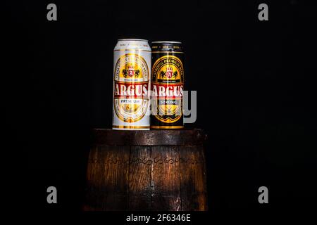 Dose Argus Bier auf Bierfass mit dunklem Hintergrund. Illustrative redaktionelle Aufnahme Bukarest, Rumänien, 2021 Stockfoto