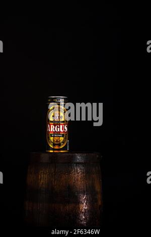 Dose Argus Bier auf Bierfass mit dunklem Hintergrund. Illustrative redaktionelle Aufnahme Bukarest, Rumänien, 2021 Stockfoto