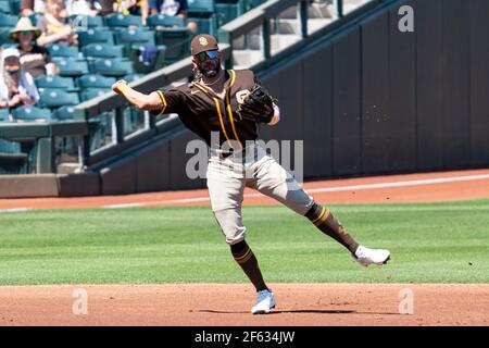 San Diego Padres Shortstop Fernando Tatis Jr. (23) wirft bei einem Frühjahrstrainingspiel gegen die Cleveland Indians auf die erste Basis, Sonntag, 28. März, Stockfoto