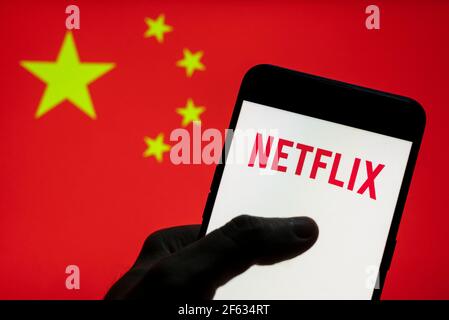 China. März 2021, 27th. In diesem Foto Illustration das amerikanische globale On-Demand-Internet-Streaming-Media-Anbieter Netflix Logo auf einem Android-Handy mit Volksrepublik China Flagge im Hintergrund gesehen. Kredit: Budrul Chukrut/SOPA Images/ZUMA Wire/Alamy Live Nachrichten Stockfoto