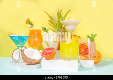 Farbenfrohe Getränke im Sommer. Verschiedene helle Alkohol Cocktails und Getränke, in verschiedenen Gläsern, mit tropischen Früchten auf modernen hellen Hintergrund Kopie Stockfoto