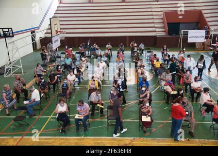 Coatepec, Veracruz, Mexiko. März 2021, 29th. Neu geimpfte ältere Erwachsene warten im Beobachtungsgebiet auf mögliche Nebenwirkungen Kredit: Hector Adolfo Quintanar Perez/ZUMA Wire/Alamy Live News Stockfoto