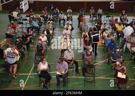 Coatepec, Veracruz, Mexiko. März 2021, 29th. Neu geimpfte ältere Erwachsene warten im Beobachtungsgebiet auf mögliche Nebenwirkungen Kredit: Hector Adolfo Quintanar Perez/ZUMA Wire/Alamy Live News Stockfoto