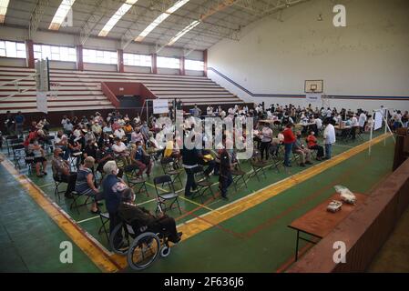 Coatepec, Veracruz, Mexiko. März 2021, 29th. Neu geimpfte ältere Erwachsene warten im Beobachtungsgebiet auf mögliche Nebenwirkungen Kredit: Hector Adolfo Quintanar Perez/ZUMA Wire/Alamy Live News Stockfoto