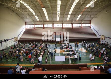 Coatepec, Veracruz, Mexiko. März 2021, 29th. Neu geimpfte ältere Erwachsene warten im Beobachtungsgebiet auf mögliche Nebenwirkungen Kredit: Hector Adolfo Quintanar Perez/ZUMA Wire/Alamy Live News Stockfoto