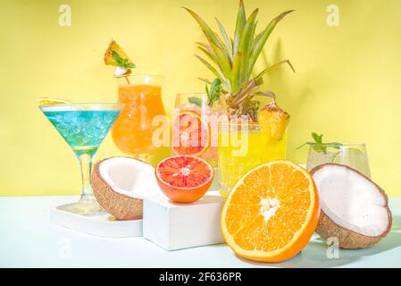 Farbenfrohe Getränke im Sommer. Verschiedene helle Alkohol Cocktails und Getränke, in verschiedenen Gläsern, mit tropischen Früchten auf modernen hellen Hintergrund Kopie Stockfoto