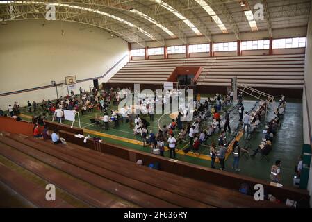 Coatepec, Veracruz, Mexiko. März 2021, 29th. Neu geimpfte ältere Erwachsene warten im Beobachtungsgebiet auf mögliche Nebenwirkungen Kredit: Hector Adolfo Quintanar Perez/ZUMA Wire/Alamy Live News Stockfoto