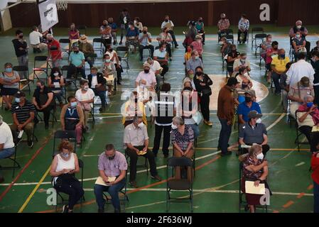 Coatepec, Veracruz, Mexiko. März 2021, 29th. Neu geimpfte ältere Erwachsene warten im Beobachtungsgebiet auf mögliche Nebenwirkungen Kredit: Hector Adolfo Quintanar Perez/ZUMA Wire/Alamy Live News Stockfoto