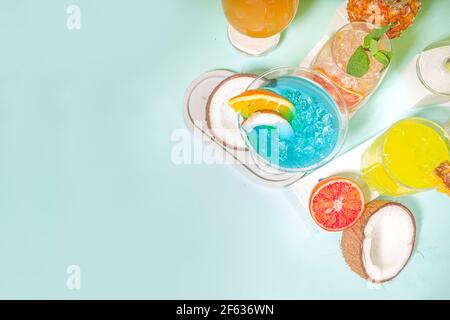 Farbenfrohe Getränke im Sommer. Verschiedene helle Alkohol Cocktails und Getränke, in verschiedenen Gläsern, mit tropischen Früchten auf modernen hellen Hintergrund Kopie Stockfoto