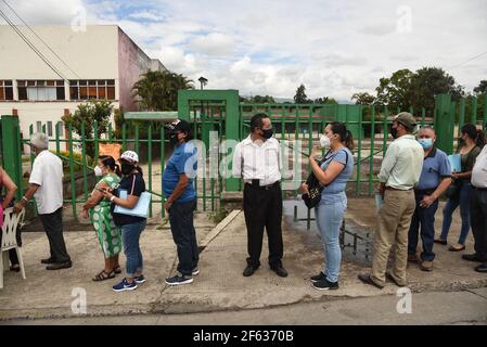 Coatepec, Veracruz, Mexiko. März 2021, 29th. Ältere Erwachsene und ihre Familien stellen sich an, um sich anzumelden und den covid-19-Impfstoff zu erhalten.Kredit: Hector Adolfo Quintanar Perez/ZUMA Wire/Alamy Live News Stockfoto