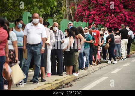 Coatepec, Veracruz, Mexiko. März 2021, 29th. Ältere Erwachsene und ihre Familien stellen sich an, um sich anzumelden und den covid-19-Impfstoff zu erhalten.Kredit: Hector Adolfo Quintanar Perez/ZUMA Wire/Alamy Live News Stockfoto