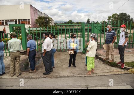 Coatepec, Veracruz, Mexiko. März 2021, 29th. Ältere Erwachsene und ihre Familien stellen sich an, um sich anzumelden und den covid-19-Impfstoff zu erhalten.Kredit: Hector Adolfo Quintanar Perez/ZUMA Wire/Alamy Live News Stockfoto