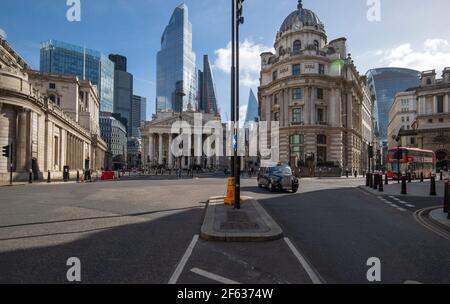 City of London England UK März 2021 Deserted City of London während der Covid 19 Lockdown im Jahr 2021 die Bank Kreuzung mit der Bank of England auf der Stockfoto