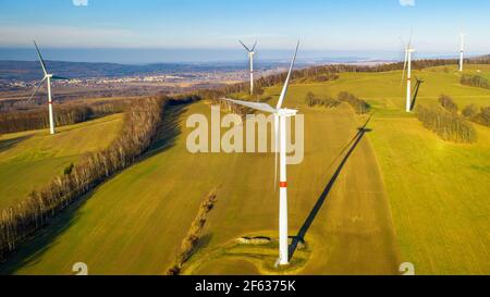 Luftaufnahme der Windmühlen oder Turbinen auf dem Feld. Erneuerungsquelle für die Stromerzeugung. Stockfoto