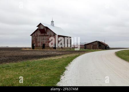 Scheunen, Amish Farm, Early Spring, Indiana, USA, Von James D. Coppinger/Dembinsky Photo Assoc Stockfoto