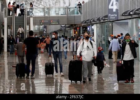 Mexiko-Stadt, Mexiko. März 2021, 29th. MEXIKO-STADT, MEXIKO MÄRZ 29: Passagiere, die Schutzmaske als verbindliches Reiseprotokoll tragen, werden am internationalen Flughafen von Mexiko-Stadt gesehen, um während der Osterfeiertage inmitten der Covid-Pandemie zu fliegen. Am 29. März 2021 in Mexiko-Stadt, Mexiko. (Foto von Eyepix/Sipa USA) Quelle: SIPA USA/Alamy Live News Stockfoto