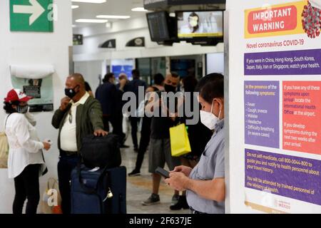 Mexiko-Stadt, Mexiko. März 2021, 29th. MEXIKO-STADT, MEXIKO MÄRZ 29: Passagiere, die Schutzmaske als verbindliches Reiseprotokoll tragen, werden am internationalen Flughafen von Mexiko-Stadt gesehen, um während der Osterfeiertage inmitten der Covid-Pandemie zu fliegen. Am 29. März 2021 in Mexiko-Stadt, Mexiko. (Foto von Eyepix/Sipa USA) Quelle: SIPA USA/Alamy Live News Stockfoto