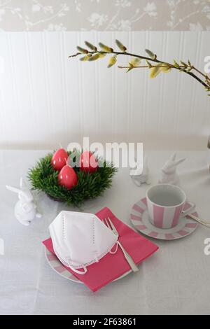 Ostern Urlaub Couchtisch Szene mit Gesichtsmaske auf dem Teller Stockfoto