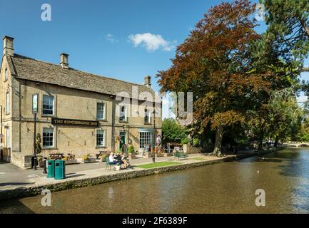 The Kingsbridge Inn, Bourton on the Water, Cotswolds, Gloucestershire, England, Großbritannien, Europa Stockfoto