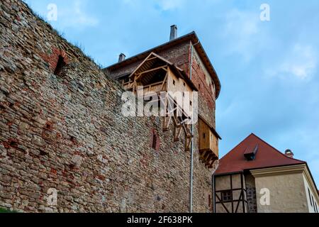 Mittelalterlicher Innenhof der Burg Bauska mit Aussichtsturm Stockfoto