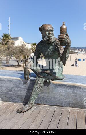 BADALONA, SPANIEN-29. MÄRZ 2021: Affenstatue an der Strandpromenade von Badalona von Susana Ruiz Blanch. Der Affe hat das Gesicht von Charles Darwin, und sie ho Stockfoto