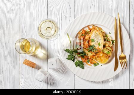 Tartiflette, French Potato, Bacon und Käse Auflauf auf einem weißen Teller, flat Lay, französische Küche Stockfoto