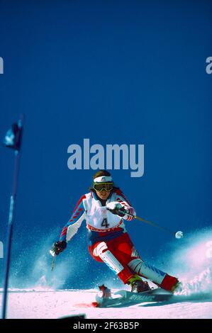 Tamara McKinney (USA) im Slalomlauf der Frauen 1 Bei den Olympischen Winterspielen 1988 Stockfoto